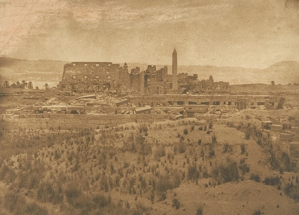 منظر عام لأطلال قصر الكرنك مأخوذ من الشرق - طيبة ، 1849-50. بواسطة ماكسيم دو كامب