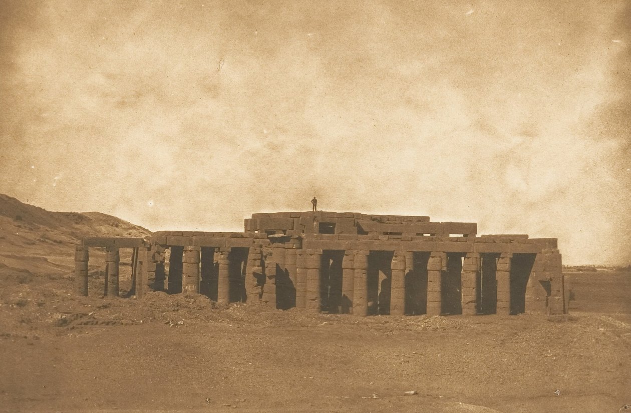 منظر عام لأطلال نهر الرهامسيوم ، في مقبرة طيبة ، 1849-50. بواسطة ماكسيم دو كامب