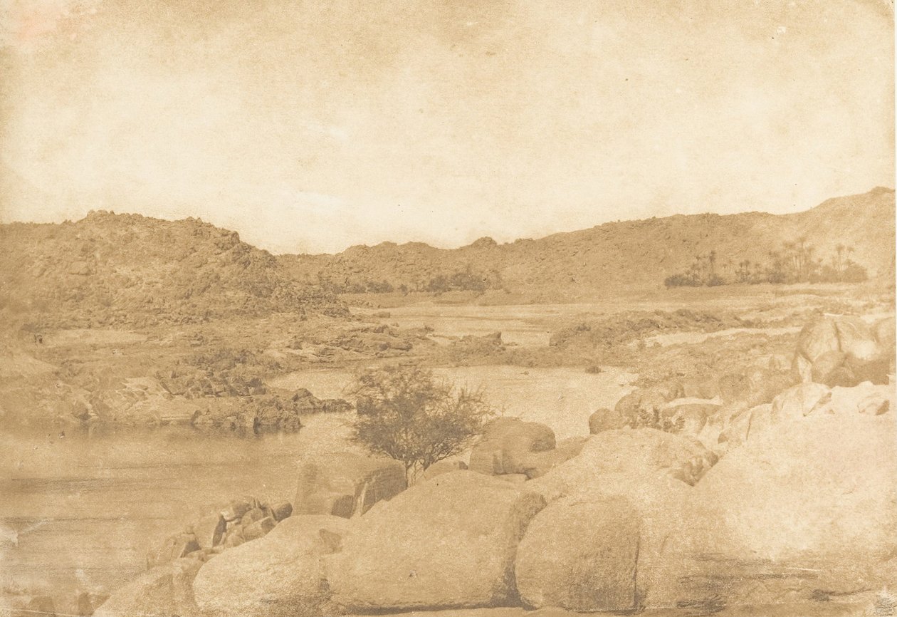منظر مأخوذ من الشلال الأيمن الأول للضفة اليمنى ، 1849-50. بواسطة ماكسيم دو كامب