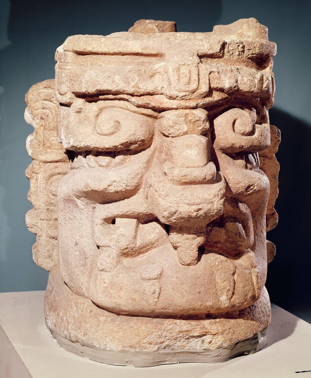 رأس اصطناعي ، ربما مبخرة ، c.1000-1500 (الحجر الجيري) بواسطة المايا