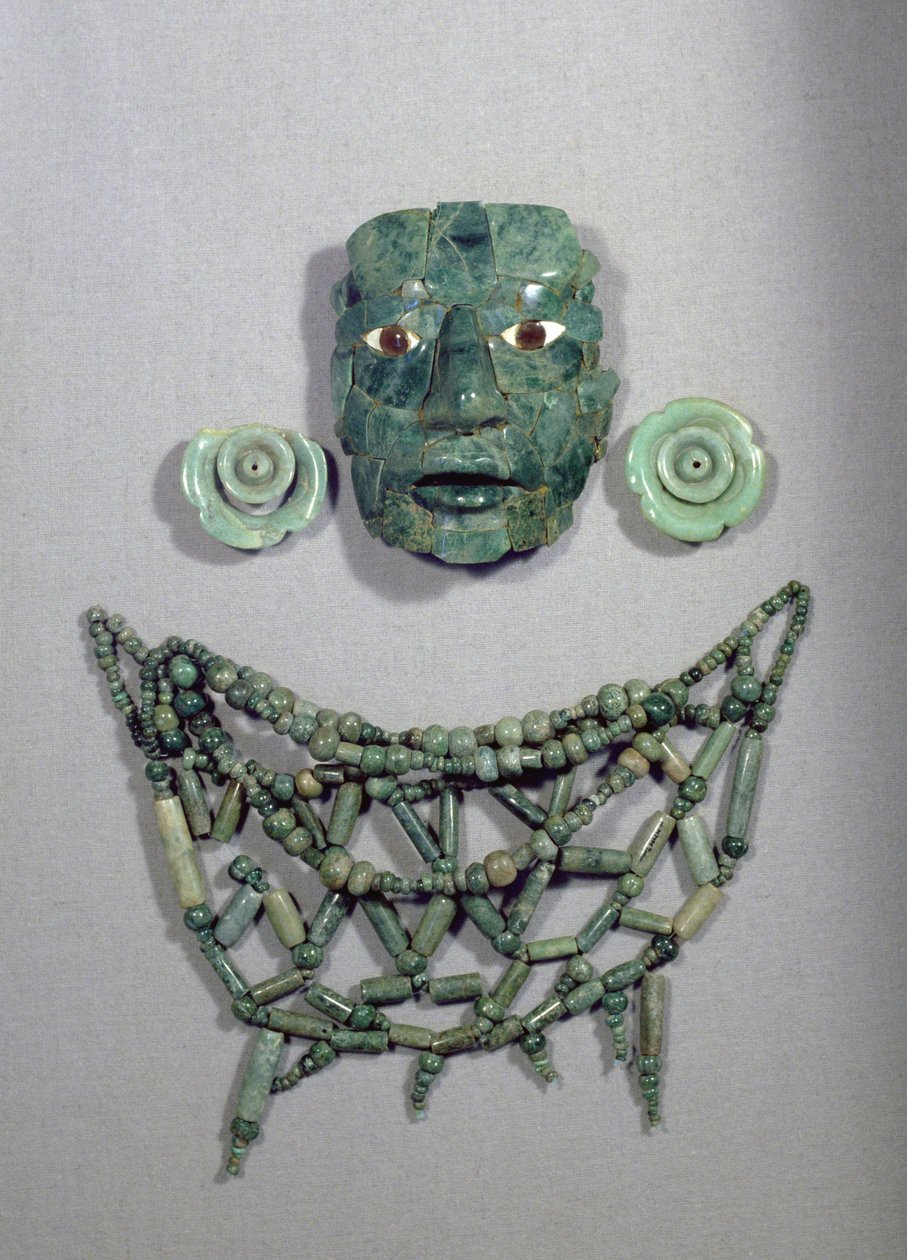 قناع Calakmul الجنائزي مع الياقة والأقراط ، شبه جزيرة يوكاتان ، المكسيك الفترة الكلاسيكية المتأخرة (600-900 م) (اليشم) بواسطة المايا