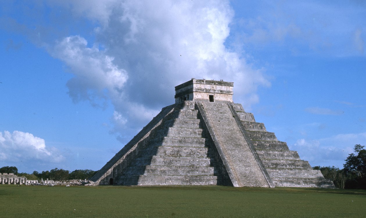 El Castillo ، الإعتدال في تشيتشن إيتزا ، فترة ما بعد الكلاسيكية ج 600-900 م بواسطة المايا
