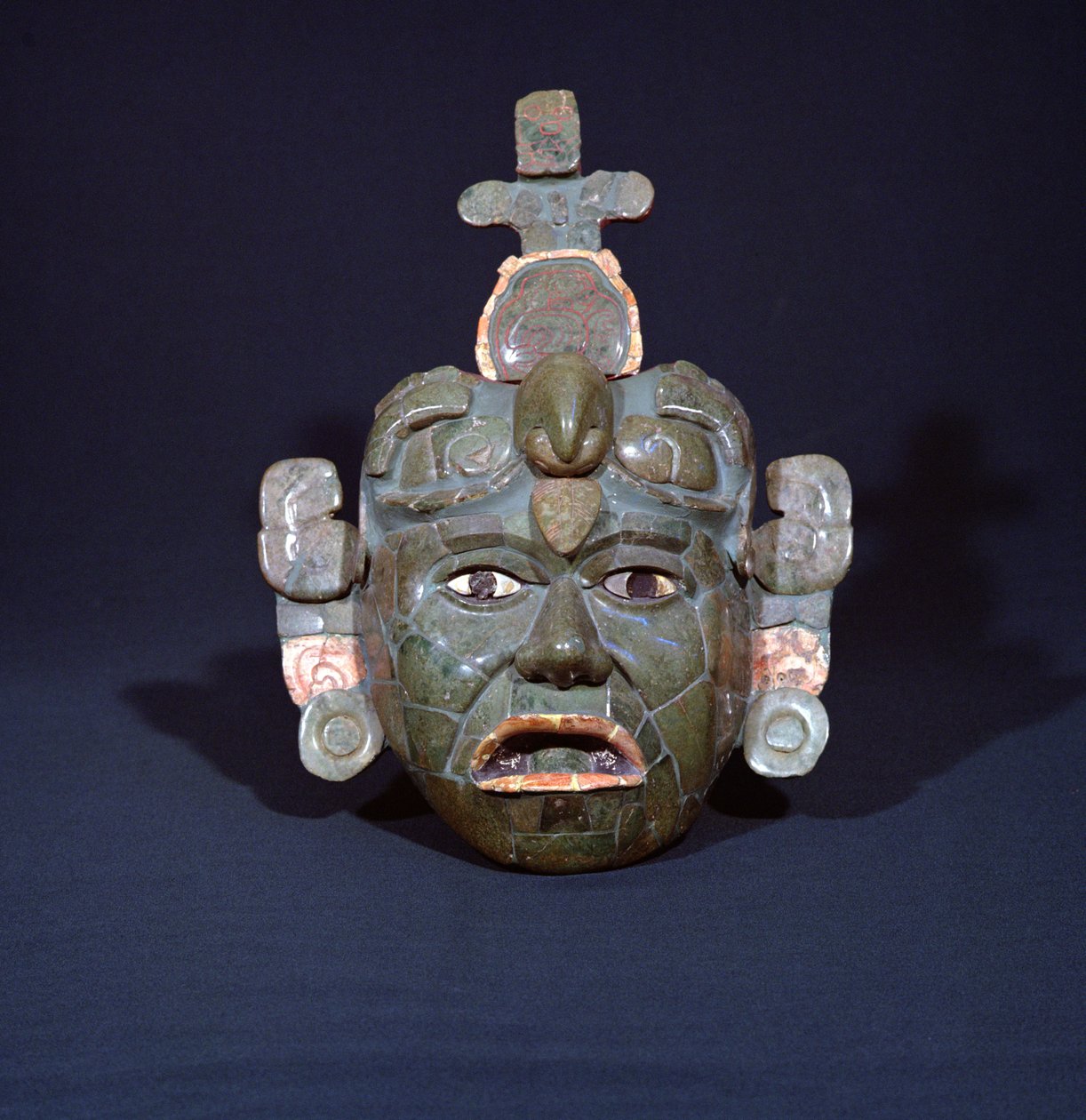قناع جنائزي من تيكال ، بيتن ، غواتيمالا ، العصر الكلاسيكي المبكر (200-600 م) (اليشم ، أم اللؤلؤ و البايرايت) (انظر أيضًا 238269) بواسطة المايا