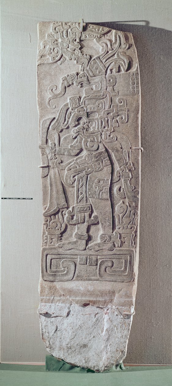 Stele II ، مستطيل مع ارتياح يصور شخصية تقف على منصة ، فترة ما قبل الكلاسيكية ، c.1000 قبل الميلاد -250 ميلادي (الجرانيت) بواسطة المايا
