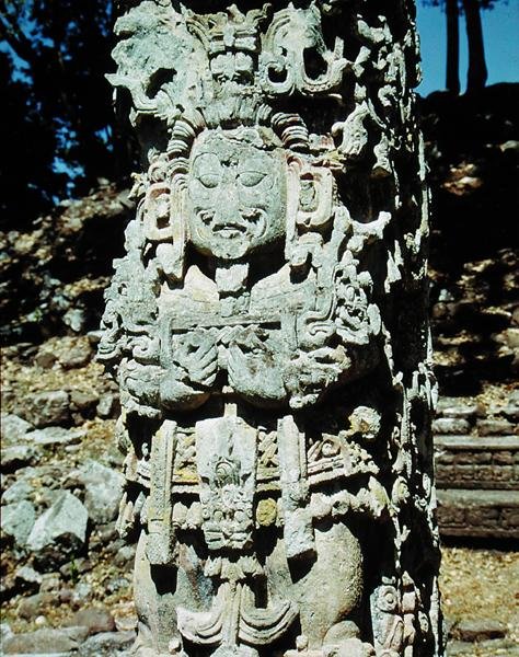 Stele ، من محكمة Stelae الكبرى ، ج. 736 م بواسطة المايا