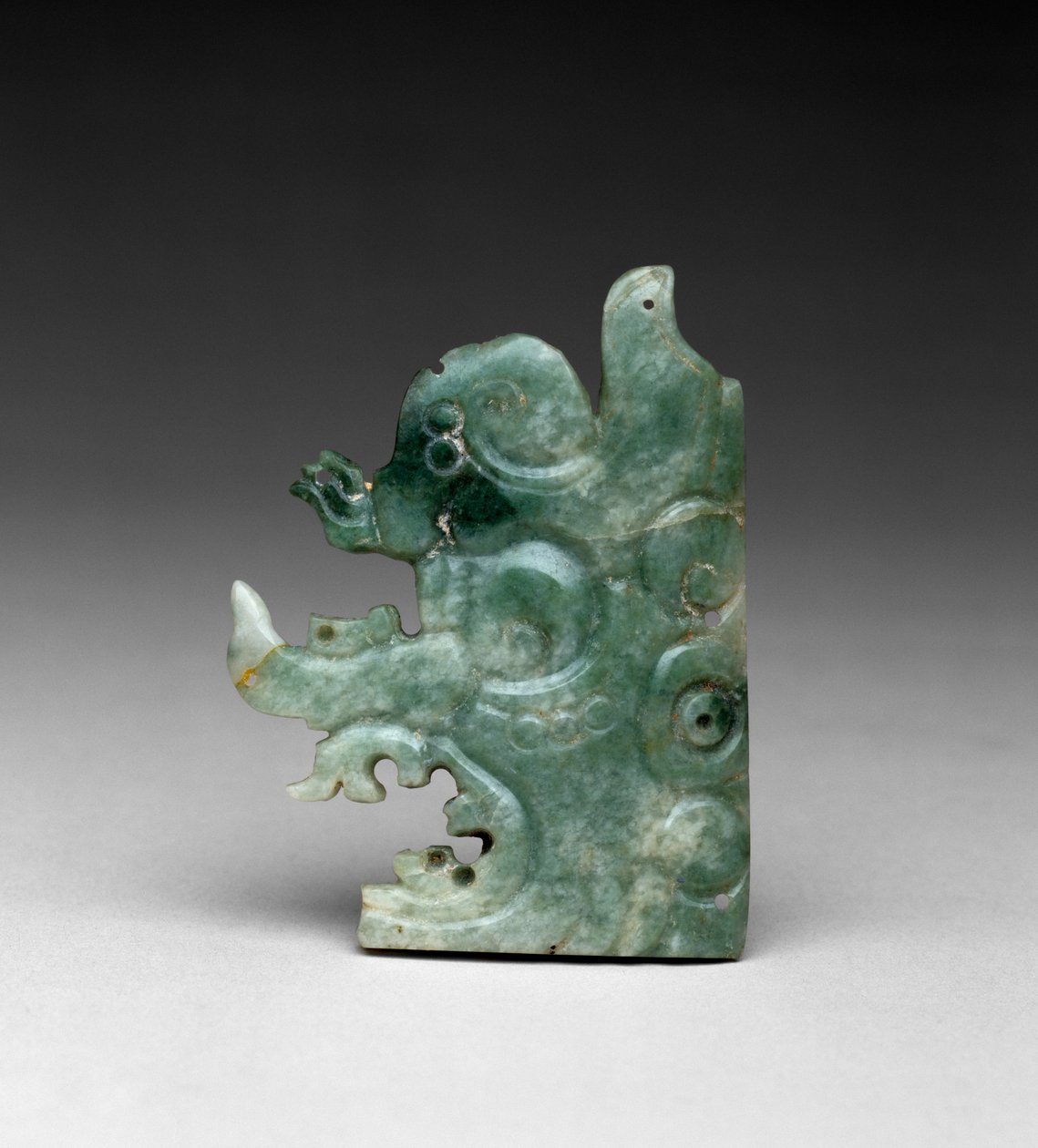 زخرفة غطاء الرأس مع رأس Jester God ، Late Classic ، 550-800 (الجاديت) بواسطة المايا