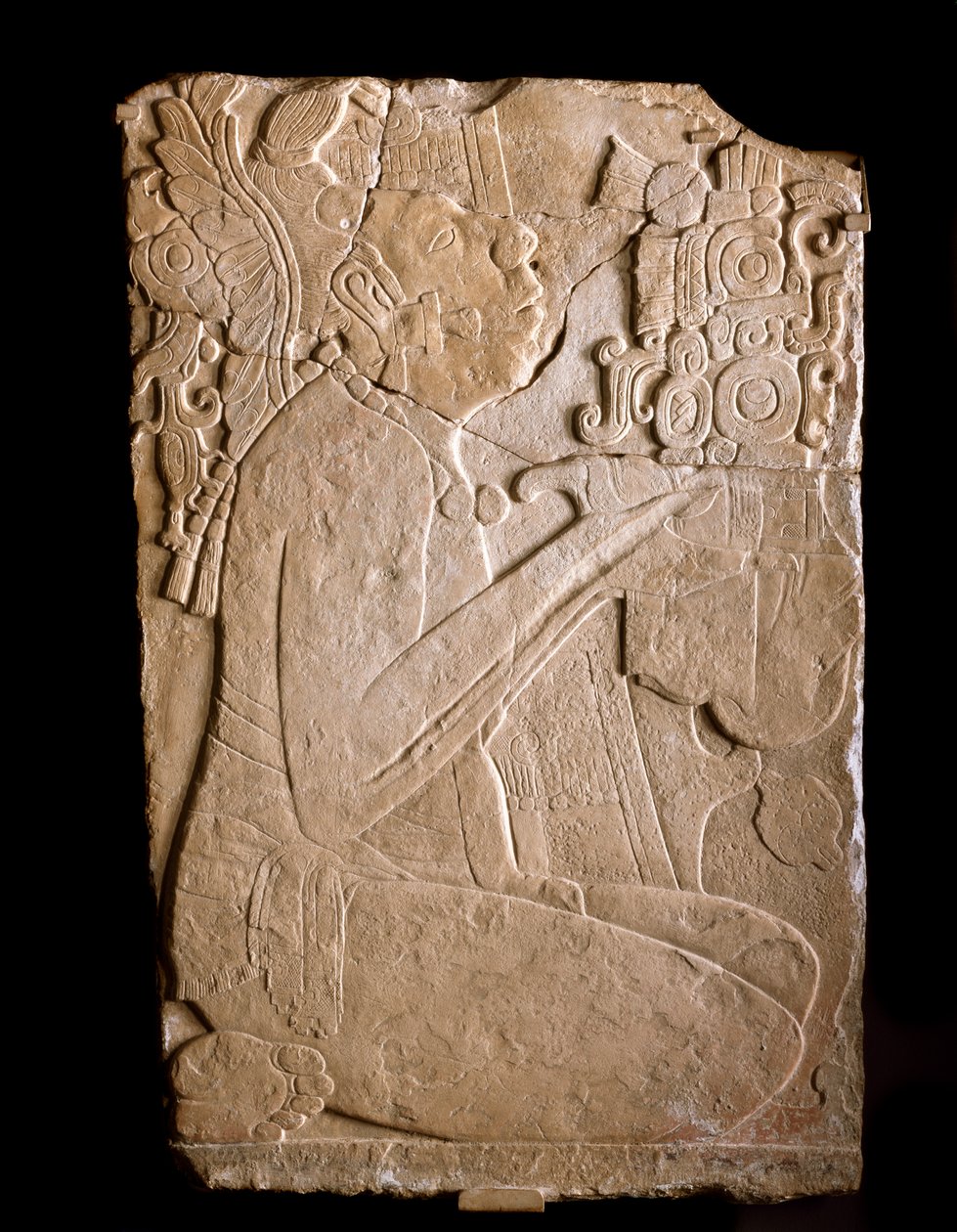 ذكر جالس من لوحة الإغاثة ، 702-64 (الحجر الجيري مع آثار الطلاء) بواسطة المايا