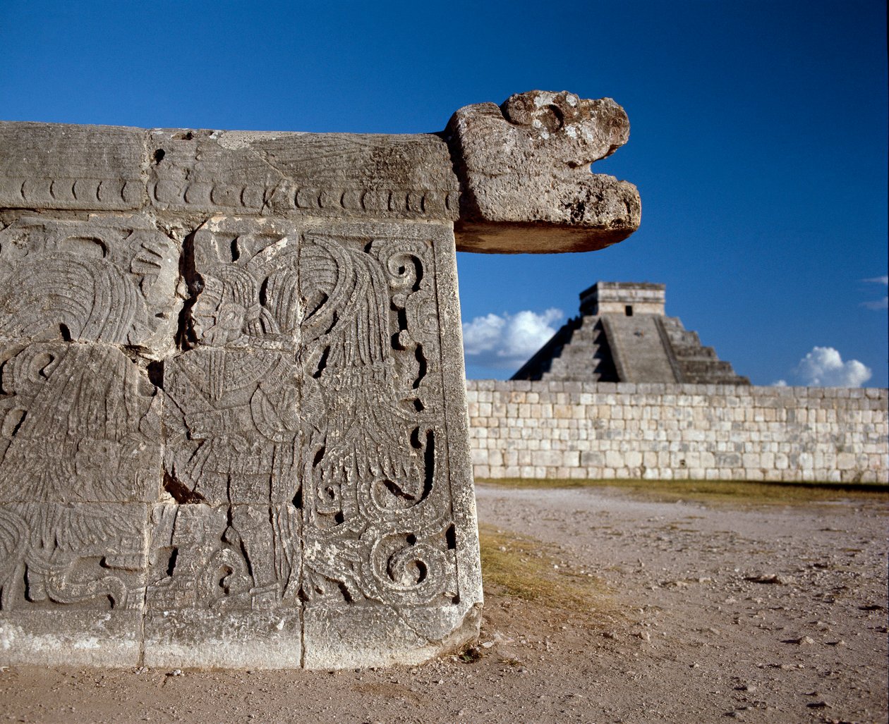 ملعب الكرة الكبير وفي الخلفية ، كاستيلو ، 750-1200 بواسطة المايا