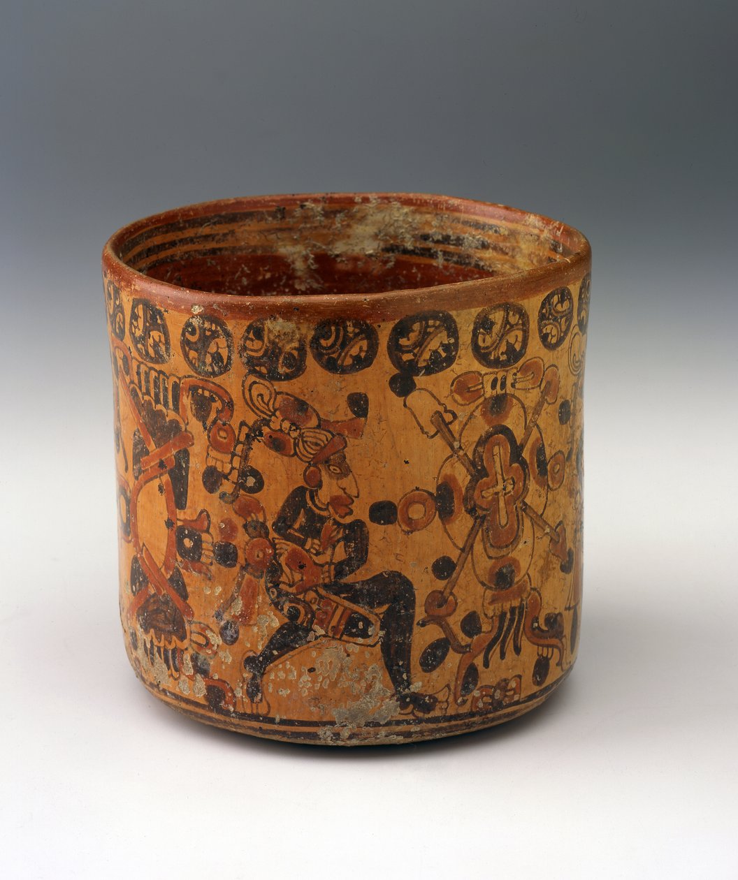 مزهرية أسطوانية ، c.650-850 (سيراميك باللون الأحمر والأسود على الطلاء البرتقالي) بواسطة المايا المايا