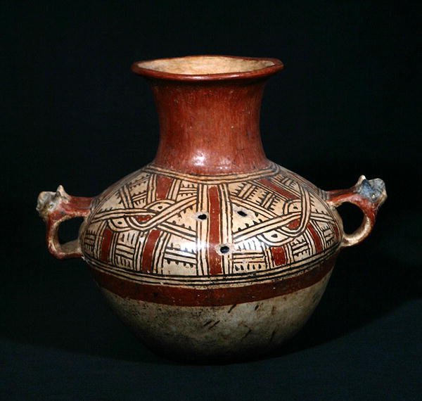 جرة جنائزية بها ثقوب من أواتلان (كوماركاج) ، كيشي ، غواتيمالا ، أمريكا الوسطى ، الفترة ما بعد الكلاسيكية (الطين) بواسطة المايا المايا