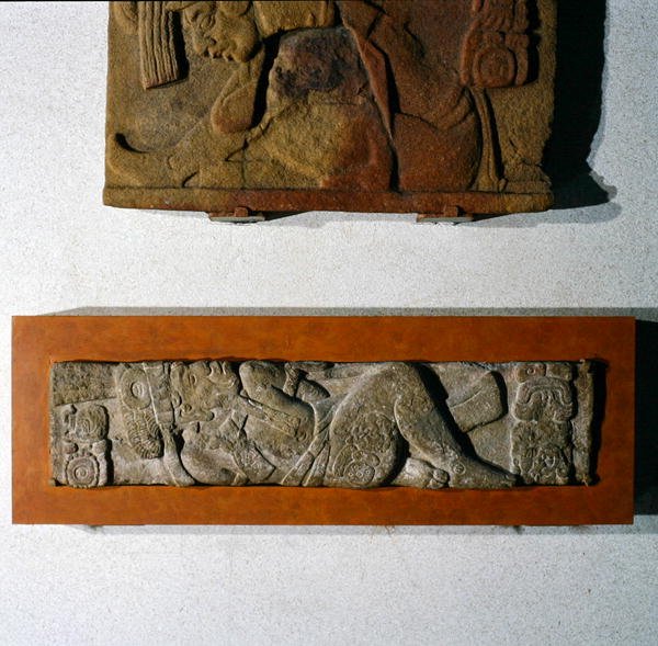 Lintel 27 من Tonina ، Chiapas ، المكسيك ، العصر الكلاسيكي المتأخر (600-900 م) (حجر) بواسطة المايا المايا