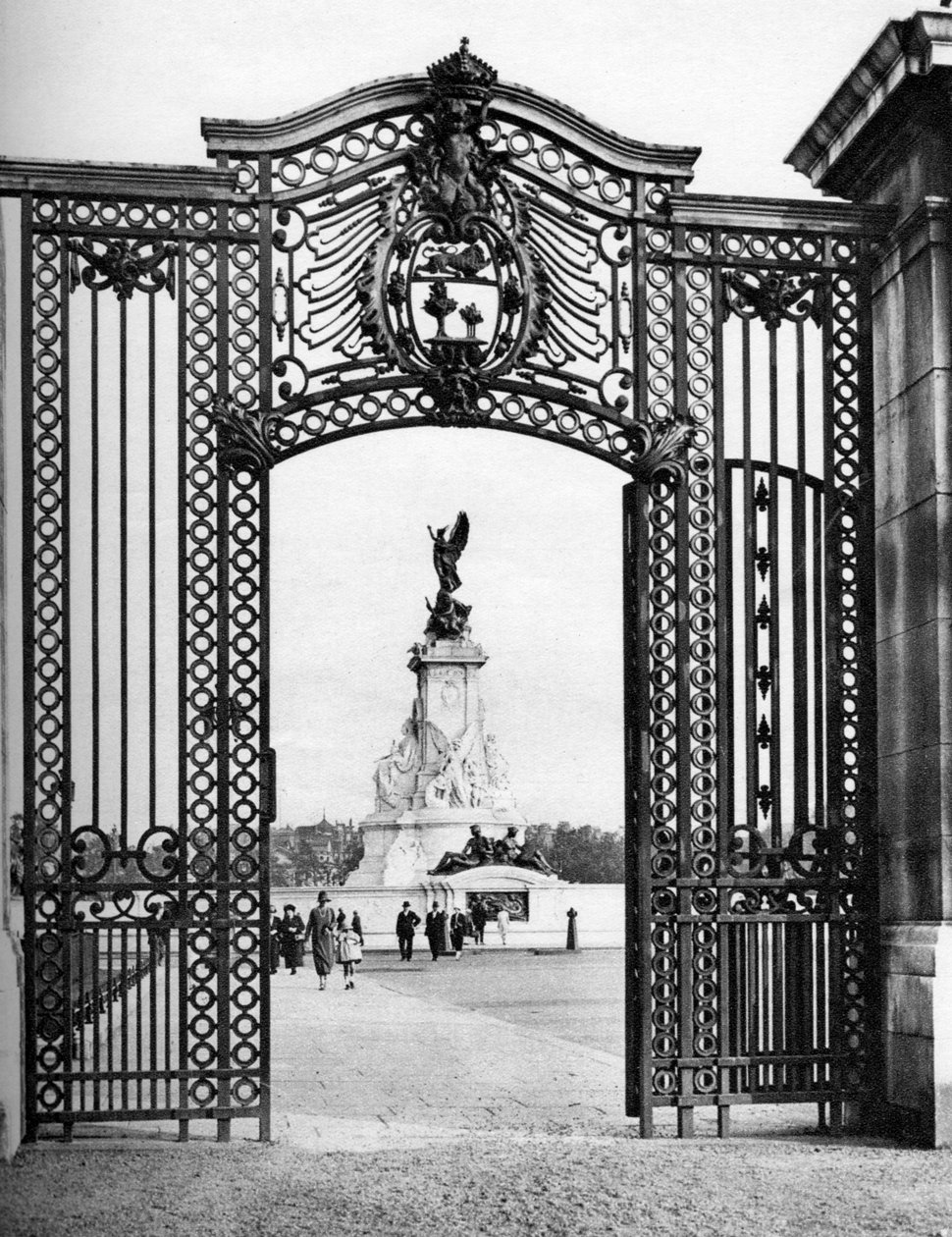 بوابات حديد حديد ، قصر باكنغهام ، لندن ، 1926-1927. بواسطة ماكليش