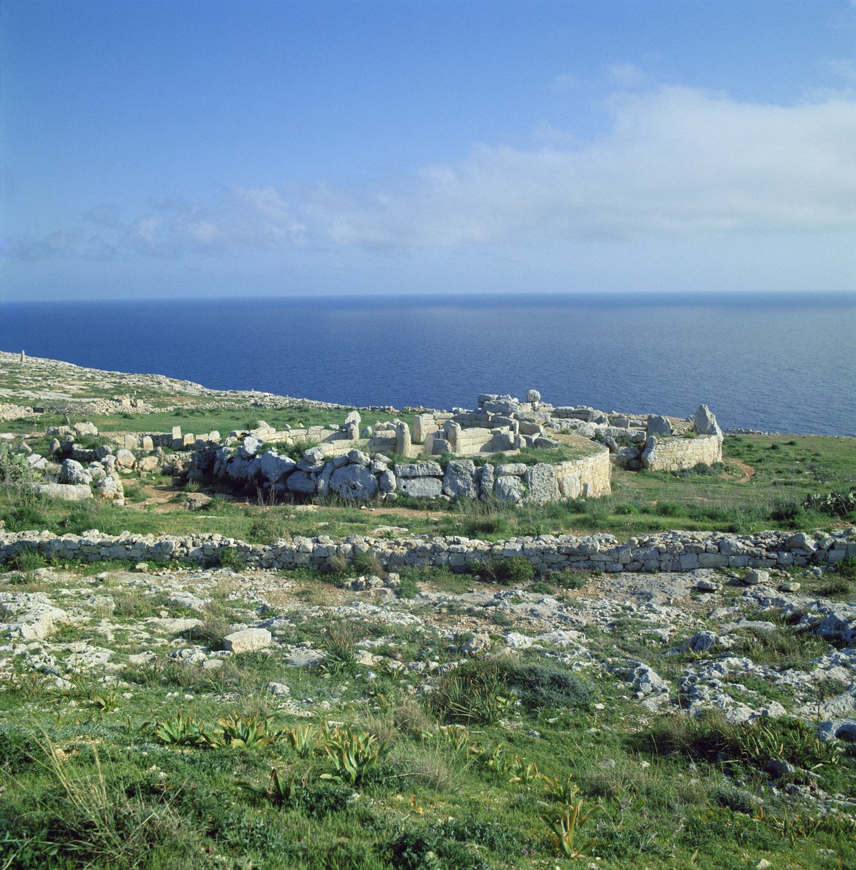 موقع المعبد المغليثي ، c.30000-c.25000 قبل الميلاد بواسطة المغليثية