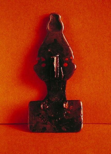 The Charnay Fibula (معدن) (عكسي) بواسطة مدرسة ميروفينجيان