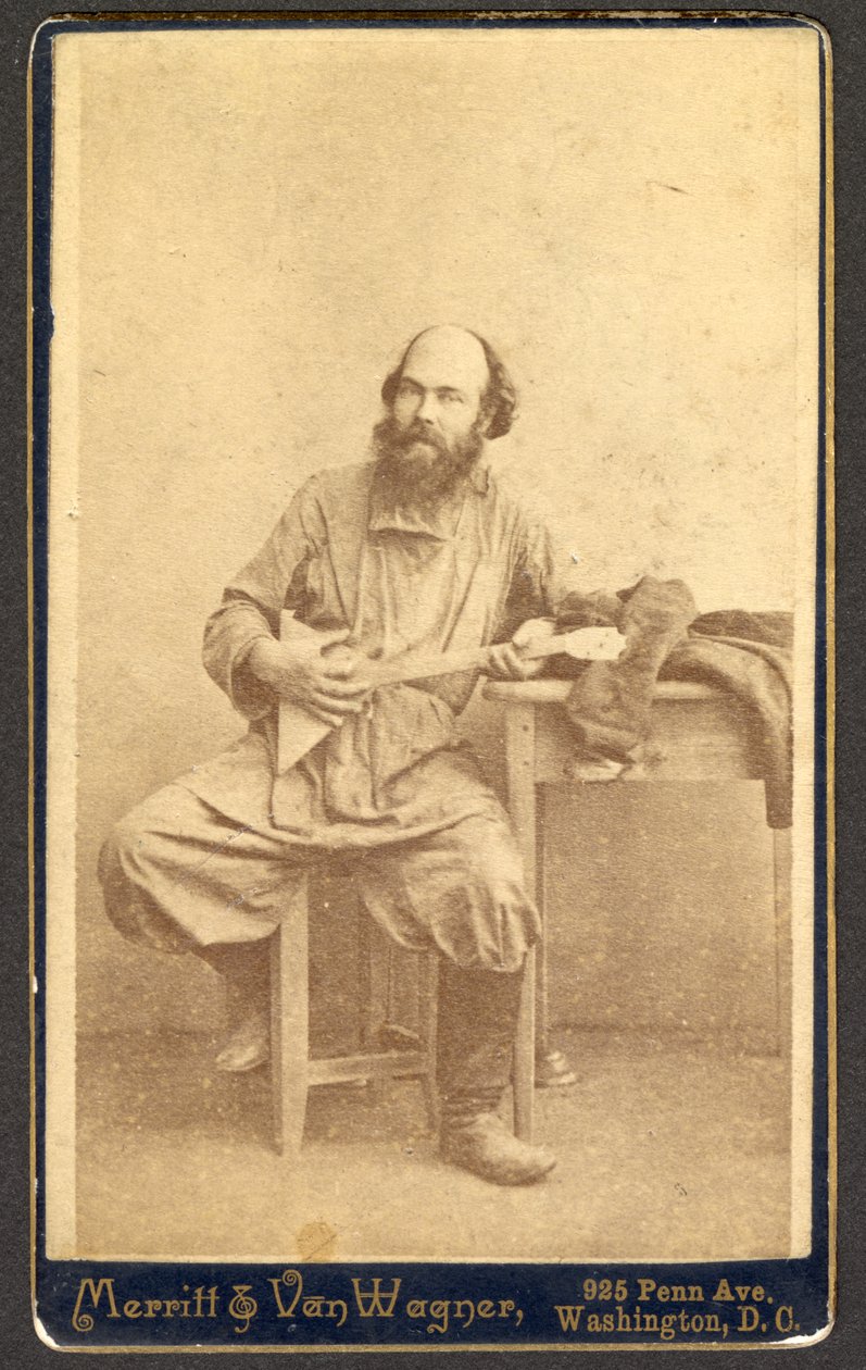 صورة لرجل مجهول الهوية مع بالاليكا ، بين 1886 و 1895. بواسطة ميريت وفان واجنر