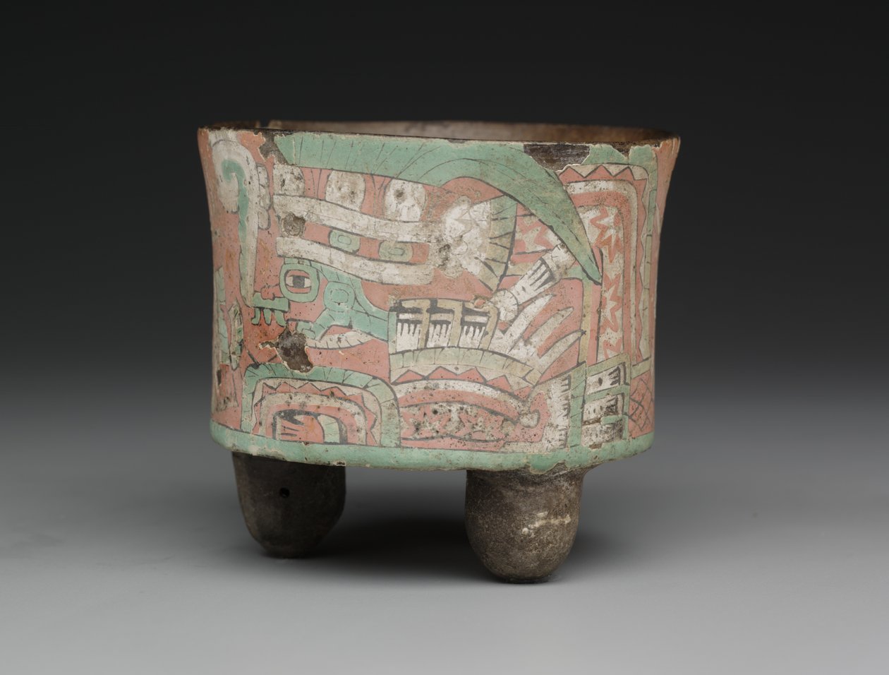 إناء ثلاثي القوائم أسطواني به شكلان محاكيان ، cAD 400 × 650 (سيراميك وجص وطلاء) بواسطة أمريكا الوسطى