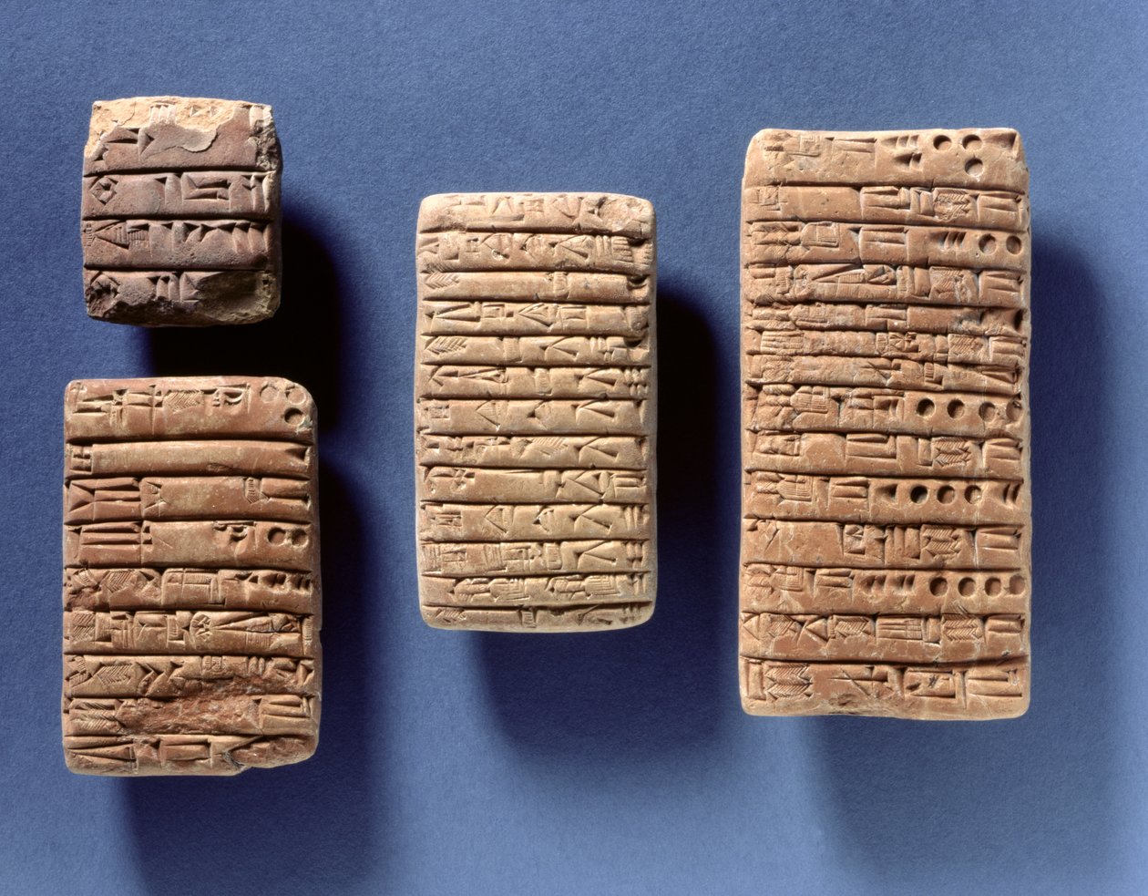 أربعة عقود تسجيل للأقراص ، الأكادية ، c.2400-2200 قبل الميلاد (الطين المخبوز) بواسطة بلاد ما بين النهرين