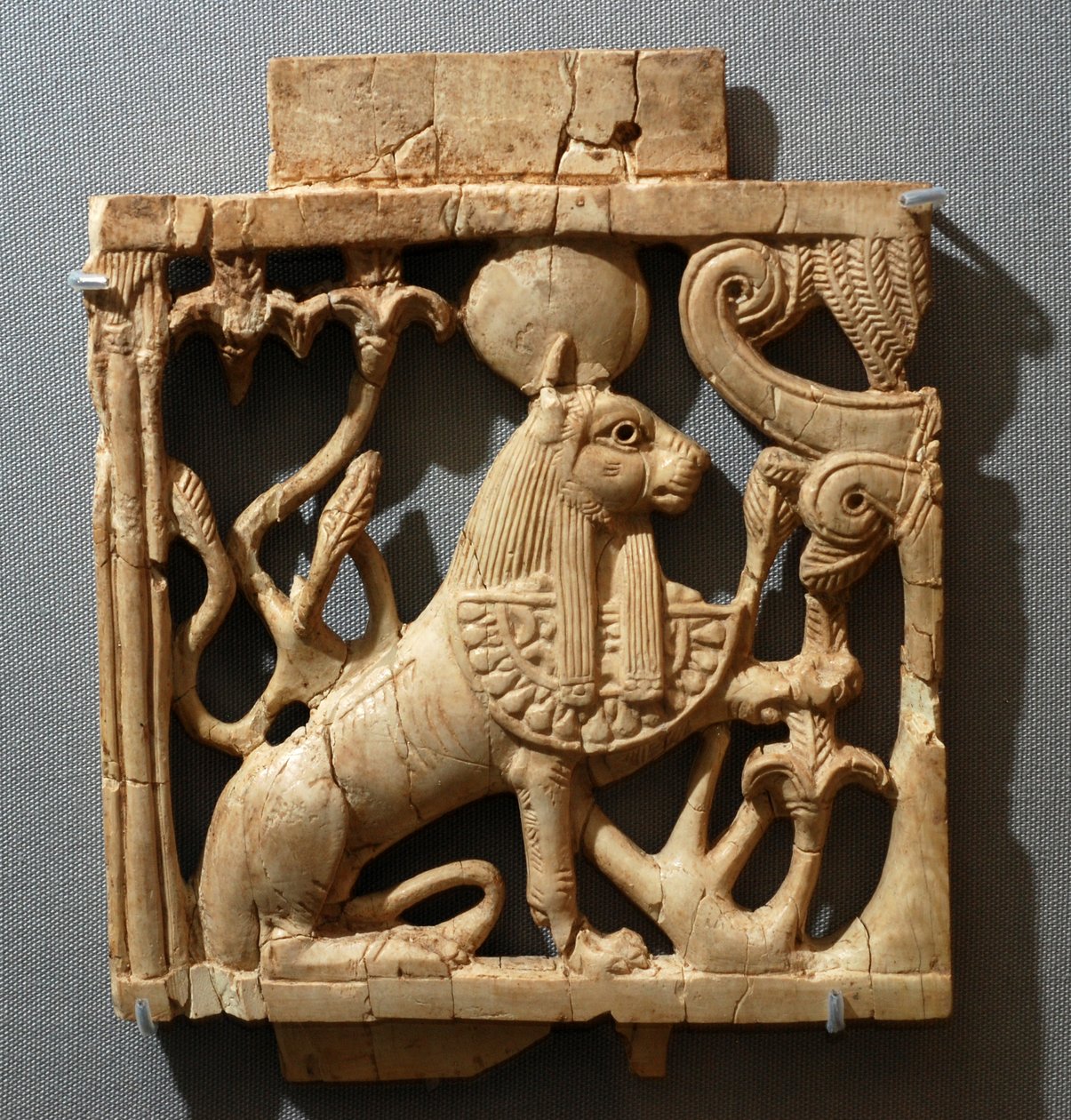 قرص عاجي ، نمرود ، c.900-600 قبل الميلاد بواسطة بلاد ما بين النهرين