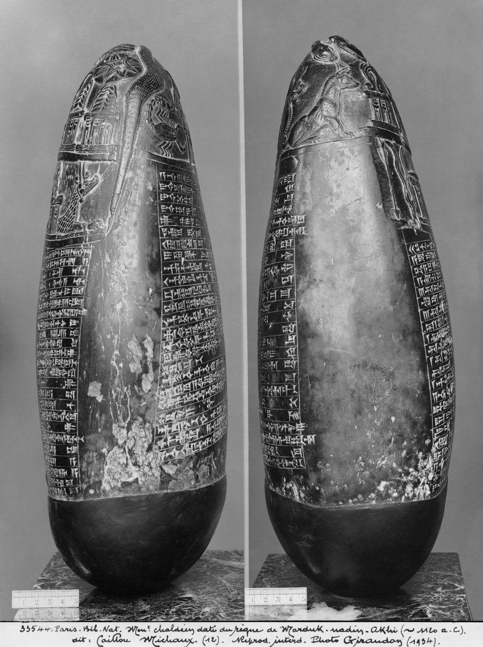 كودورو ، منذ زمن ماردوك نادين-أخي ، ملك بابل ، منظر جانبي ، c.1120 قبل الميلاد (اعوج أسود) (انظر أيضًا 286956 ، 286957) بواسطة بلاد ما بين النهرين