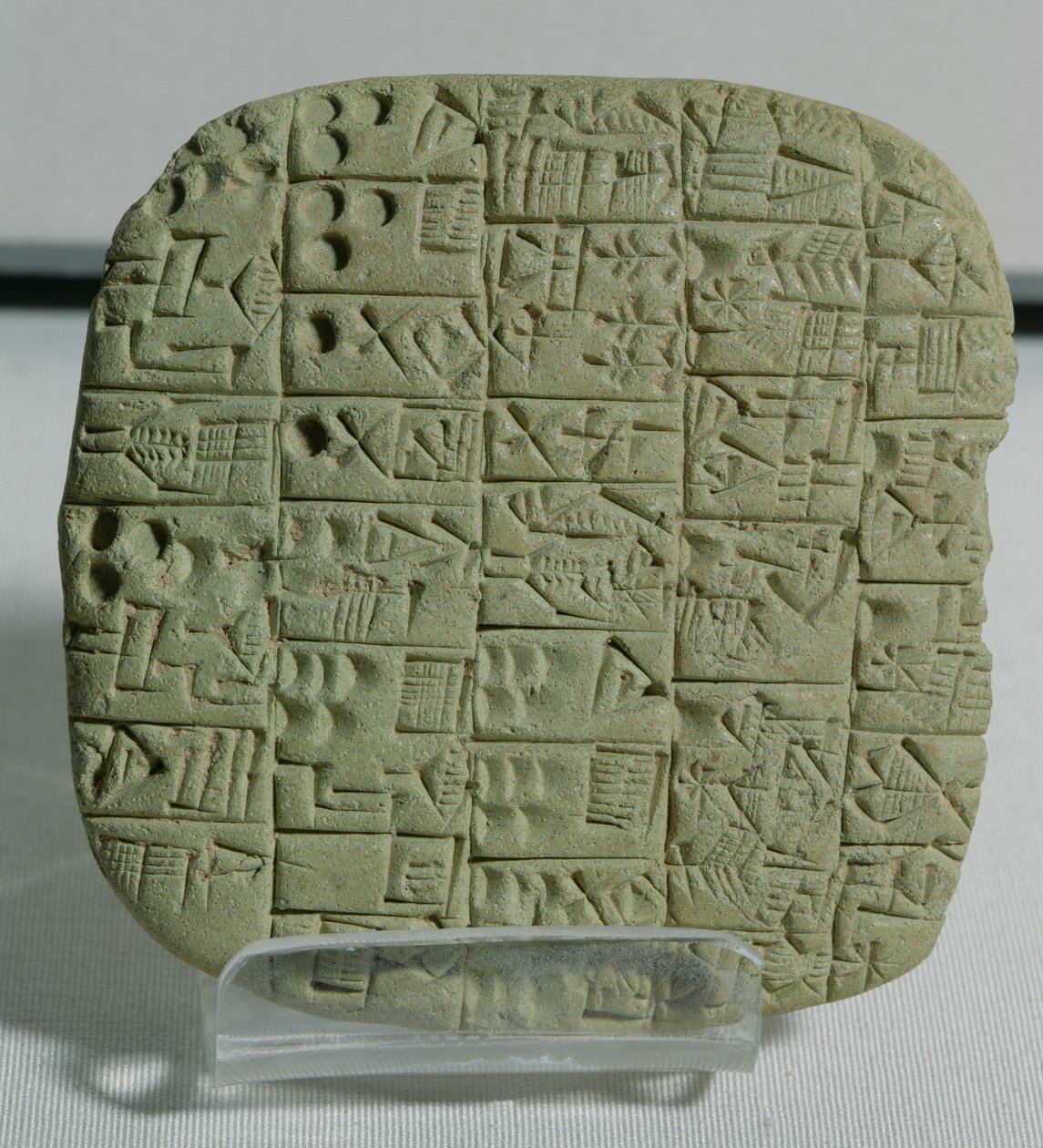 لوحة بها نص مسماري يفصّل عقدًا لبيع حقل ومنزل ، من Shuruppak ، c.2600 قبل الميلاد بواسطة بلاد ما بين النهرين