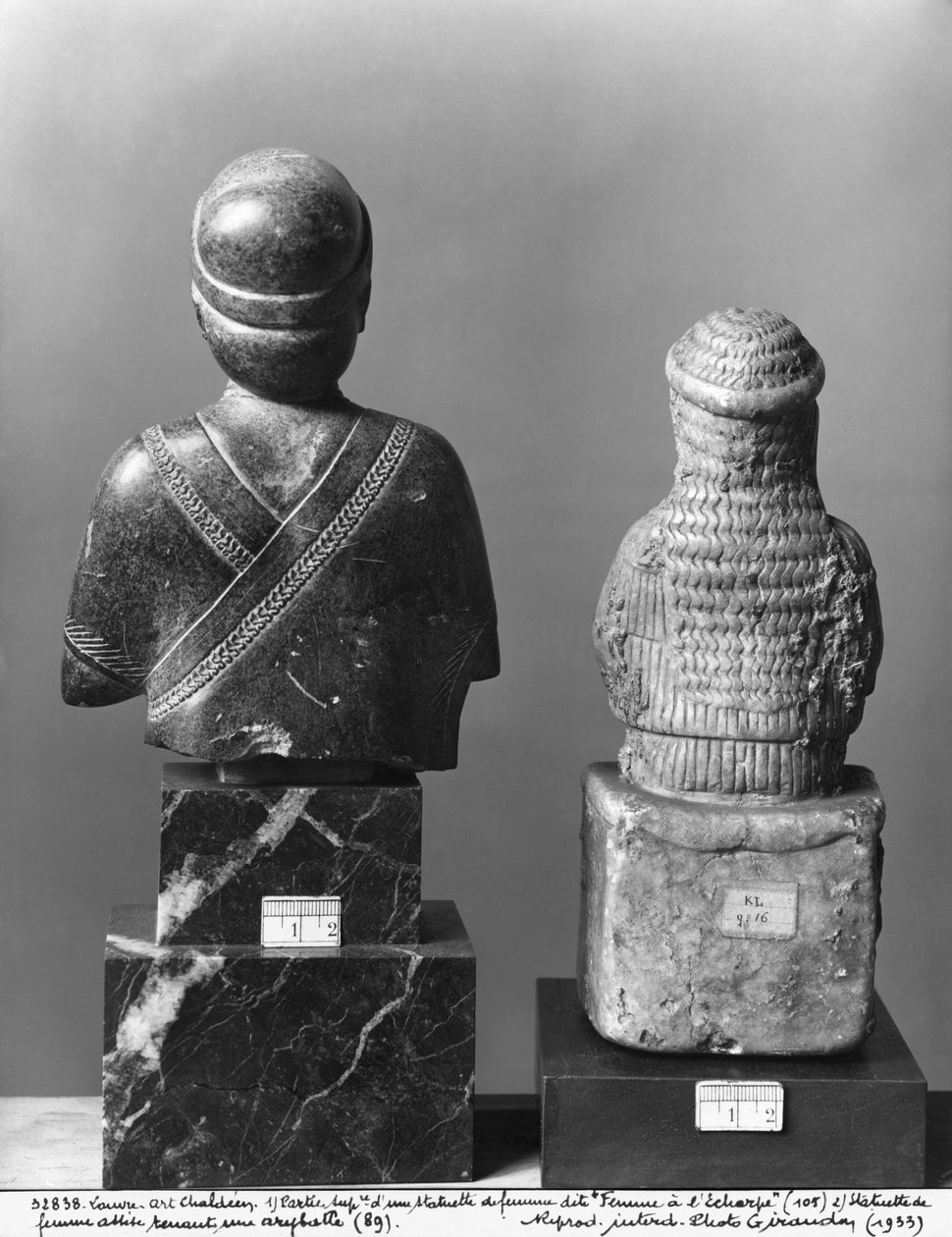 امرأة مع شال ، امرأة تحمل aryballos ، منظر خلفي ، نيو سومريان ، من تلوه ، جيرسو القديمة ، c.2150 قبل الميلاد (الكلوريت) (انظر أيضًا 286959 ، 286960) بواسطة بلاد ما بين النهرين