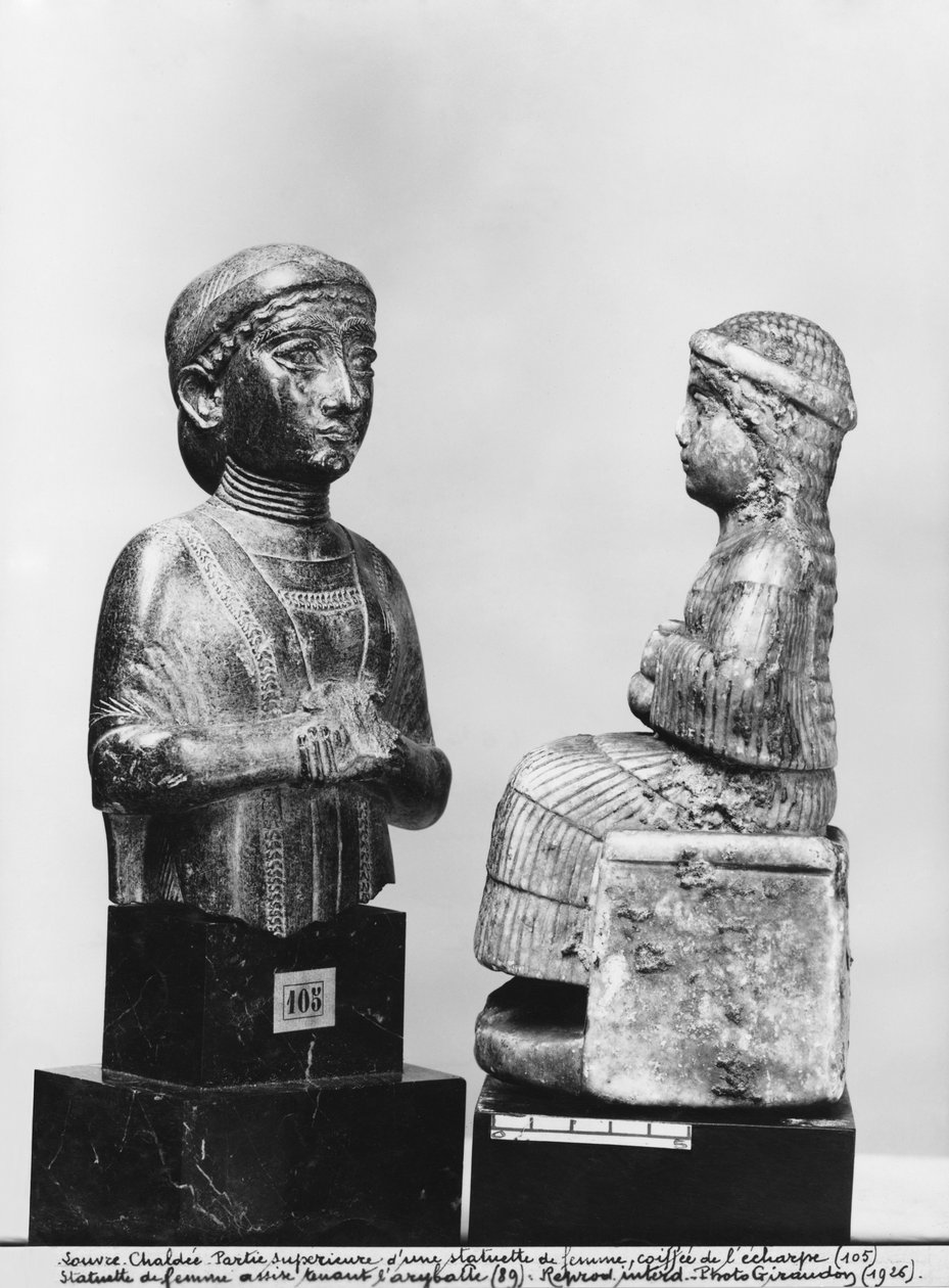 امرأة مع شال ، امرأة تحمل aryballos ، عرض ملف شخصي ، نيو سومريان ، من تلوه ، جيرسو القديمة ، c.2150 قبل الميلاد (الكلوريت) (انظر أيضًا 286959 ، 286961) بواسطة بلاد ما بين النهرين