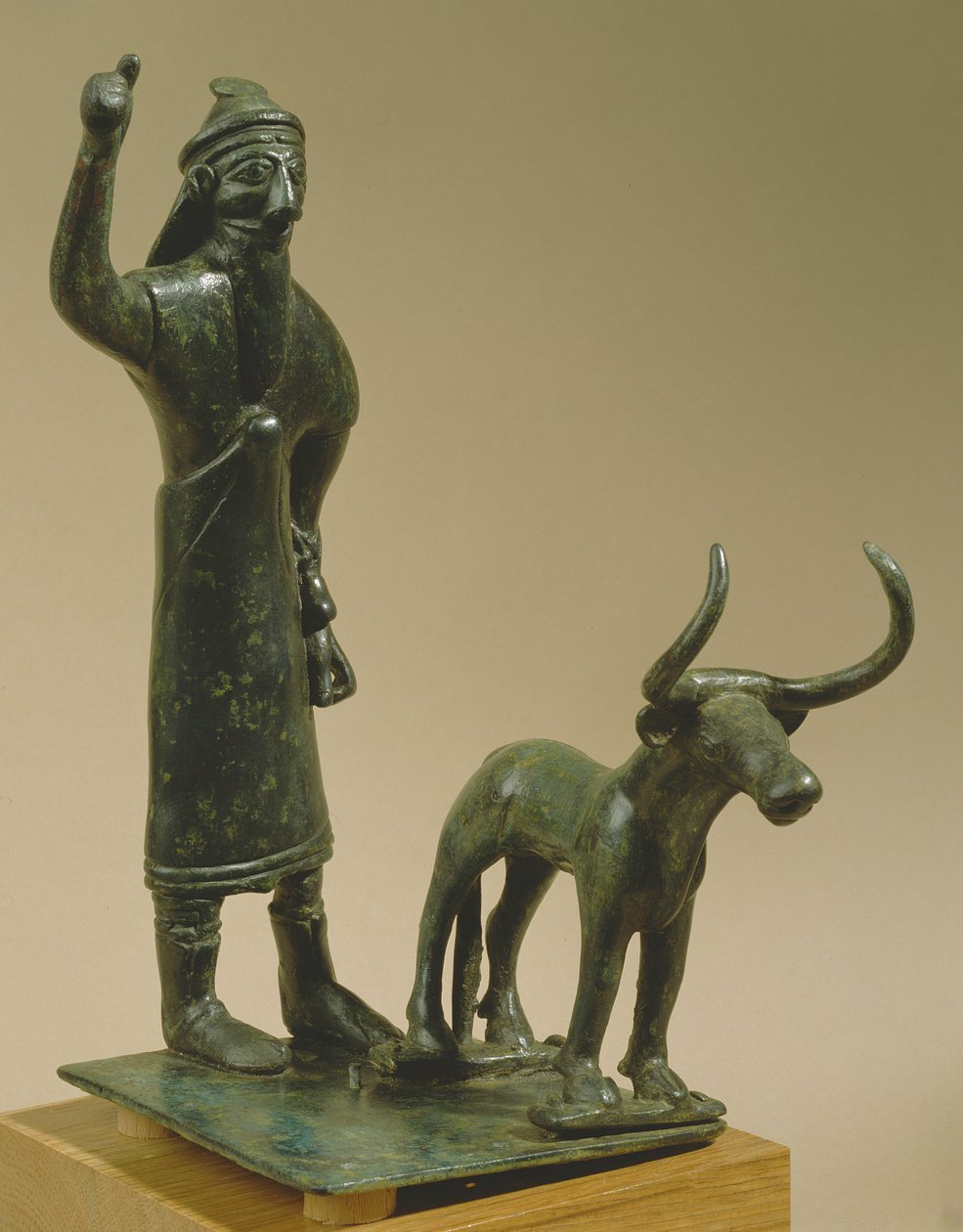 رجل مع ثور ، من أور ، فترة حمورابي ، حوالي 1800-1600 قبل الميلاد (برونزي) بواسطة بلاد ما بين النهرين