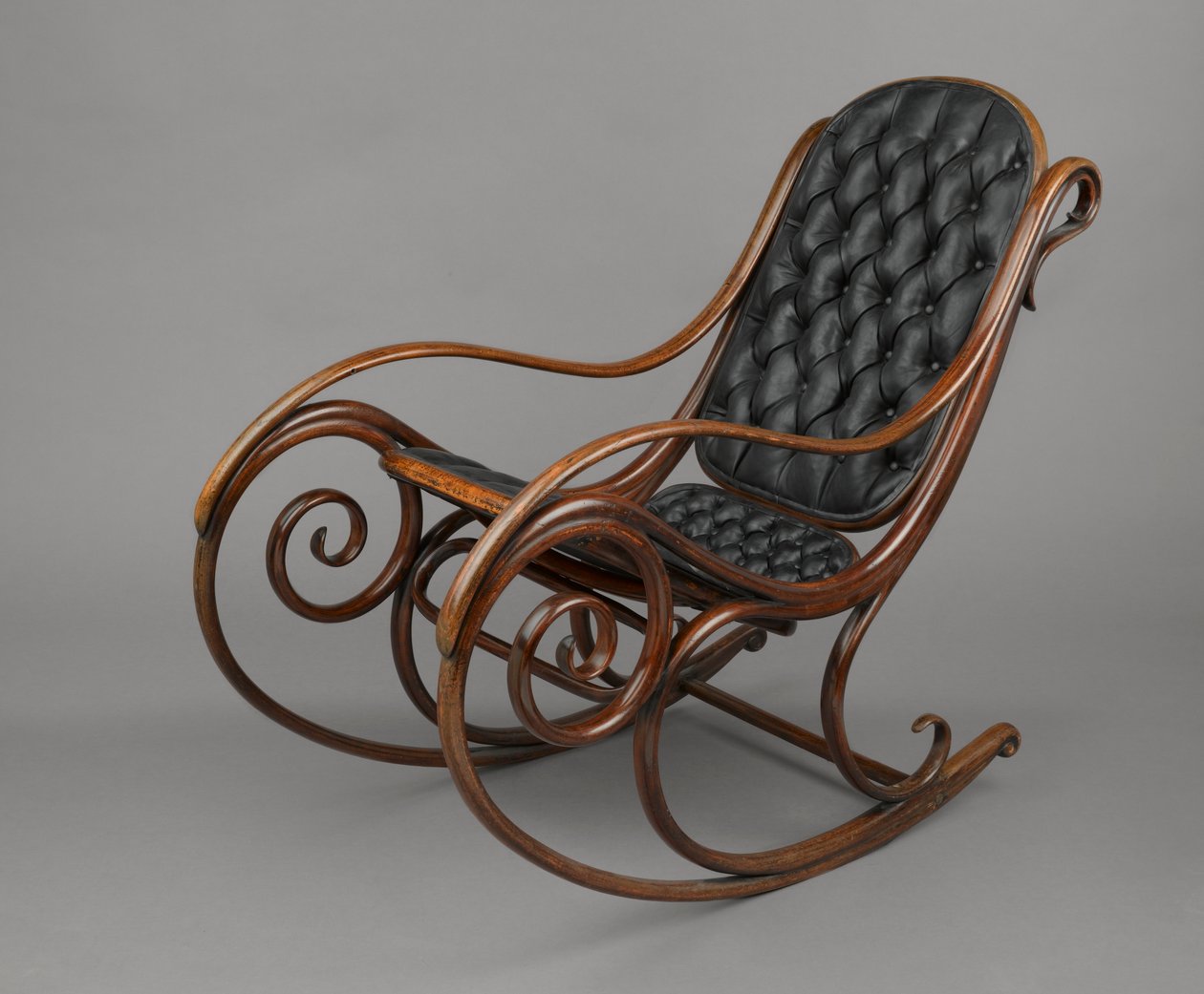 كرسي هزاز ، موديل  1 ، تصميم c.1860 ، مصنع c.1900 (خشب زان وجلد نحاسي) بواسطة مايكل ثونيت