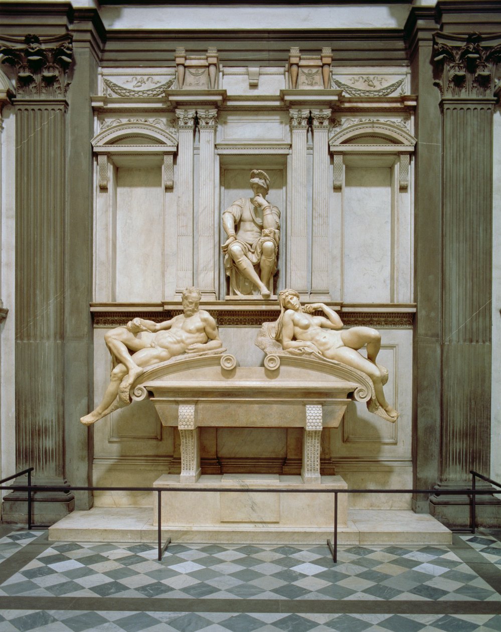 الغسق والفجر من مقبرة Lorenzo de Medici ، صمم عام 1521 ، منحوتة 1524-34 (رخام) بواسطة مايكل أنجلو بوناروتي