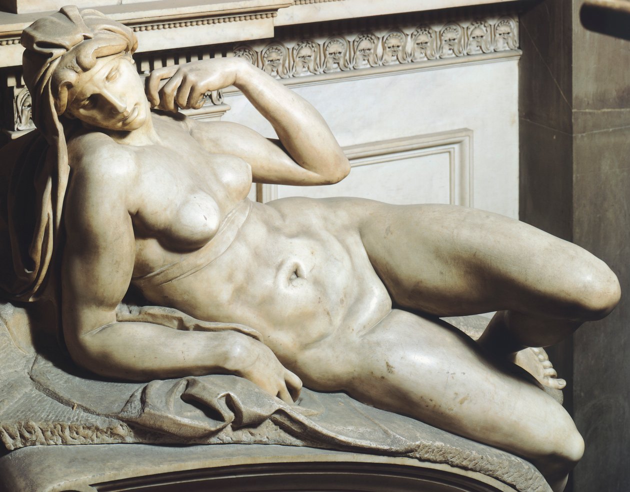 Dawn (Aurora) ، من قبر Lorenzo de 'Medici بواسطة Michelangelo (1475-1564) ، نحت من الرخام ، كنيسة Medici في كنيسة San Lorenzo ، فلورنسا ، توسكانا بواسطة مايكل أنجلو بوناروتي