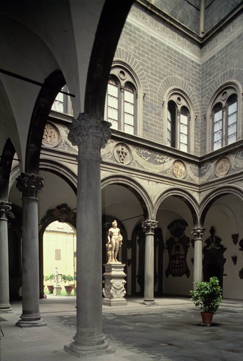 فناء داخلي بواسطة Michelozzo di Bartolommeo