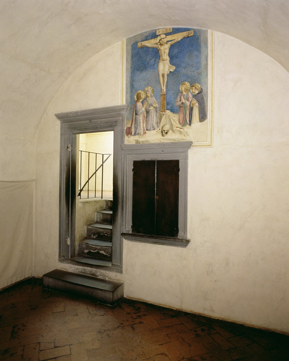 منظر لخلية راهب مزينة بـ "الصلب مع القديسين" لفرا أنجيليكو (1387-1455) بواسطة Michelozzo di Bartolommeo