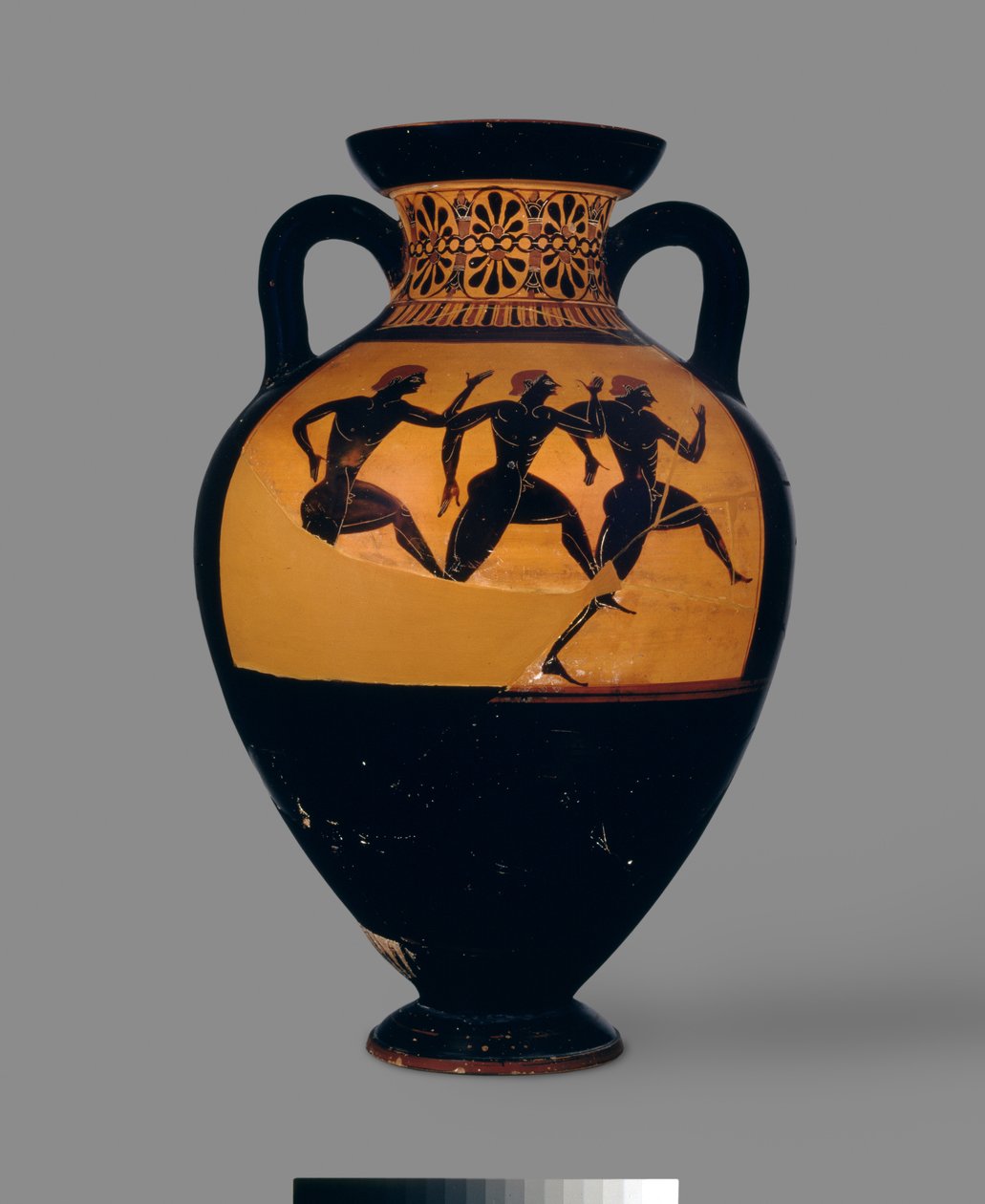 أمفورا العلية الشكل الأسود التي تصور سباق القدم ، c.520-500 قبل الميلاد (الفخار) (للعكس انظر أيضًا: 100570) بواسطة رسام ميشيغان