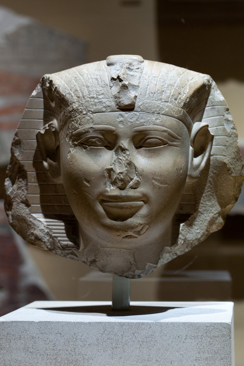 رأس الملك ، ربما Seankhkare Mentuhotep III ، c.2000–1988 قبل الميلاد (الحجر الجيري) بواسطة المملكة الوسطى المصرية