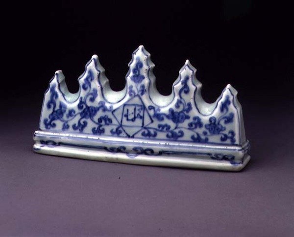 مسند القلم ، مينغ ، c.1368-1644 (بورسلان مزجج أزرق) بواسطة مدرسة اسرة مينج الصينية