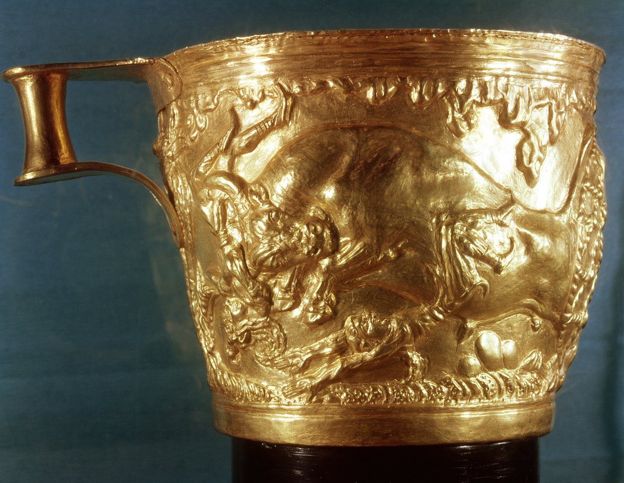 كأس ، يصور ثور شحن ، تم العثور عليه في المقبرة الملكية لـ Vaphio ، Sparta ، أواخر Minoan I ، c.1500 قبل الميلاد (الذهب) بواسطة مينوان