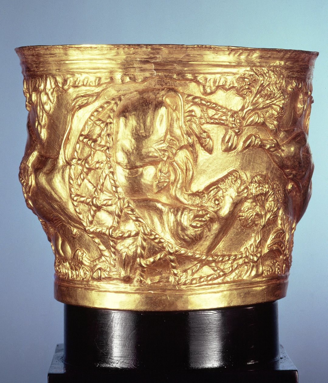كأس ، عثر عليه في المقبرة الملكية لـ Vaphio ، Sparta ، أواخر Minoan I ، c.1500 قبل الميلاد (الذهب) بواسطة مينوان
