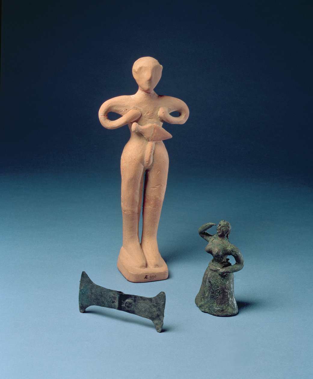 رأس مزدوج و تمثالان صغيران من كنوسوس ، أواخر مينوان ، c.1500 قبل الميلاد (من L إلى R برونزي ، تيراكوتا وبرونز) (انظر أيضًا 419819) بواسطة مينوان
