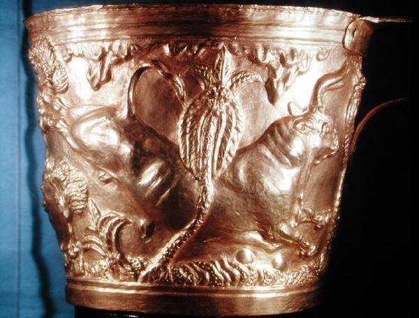 كأس ، يصور ثورًا بريًا ، تم العثور عليه في المقبرة الملكية لـ Vaphio ، Sparta ، أواخر Minoan I ، c.1500 قبل الميلاد (الذهب) (انظر أيضًا 148826) بواسطة مينوان