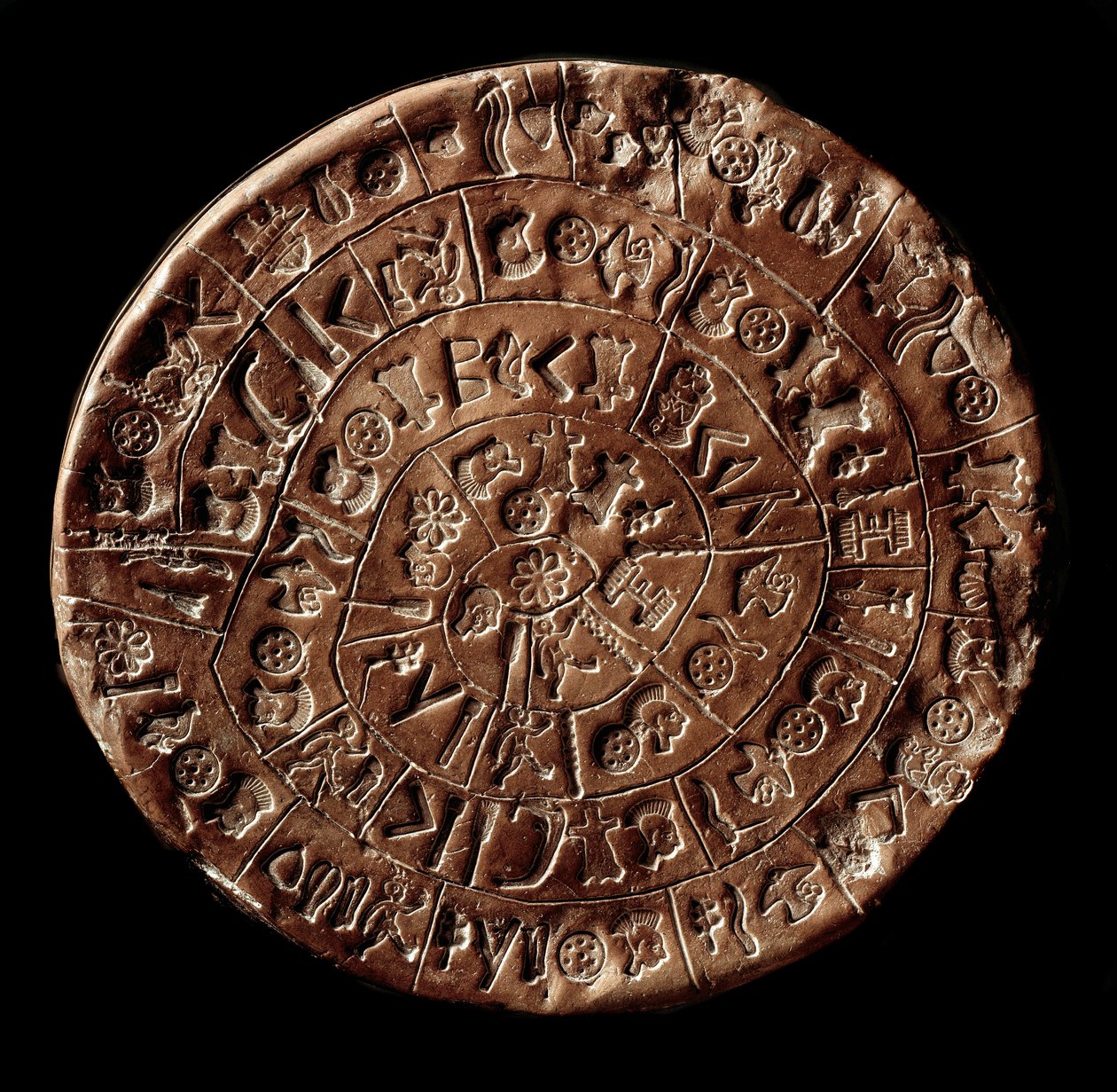 The disc of Phaistos (Phaistos Disk, Phaestos Disc) (Minoan Art - 1700 - 1600 BC) covered with hieroglyphs. بواسطة مينوان