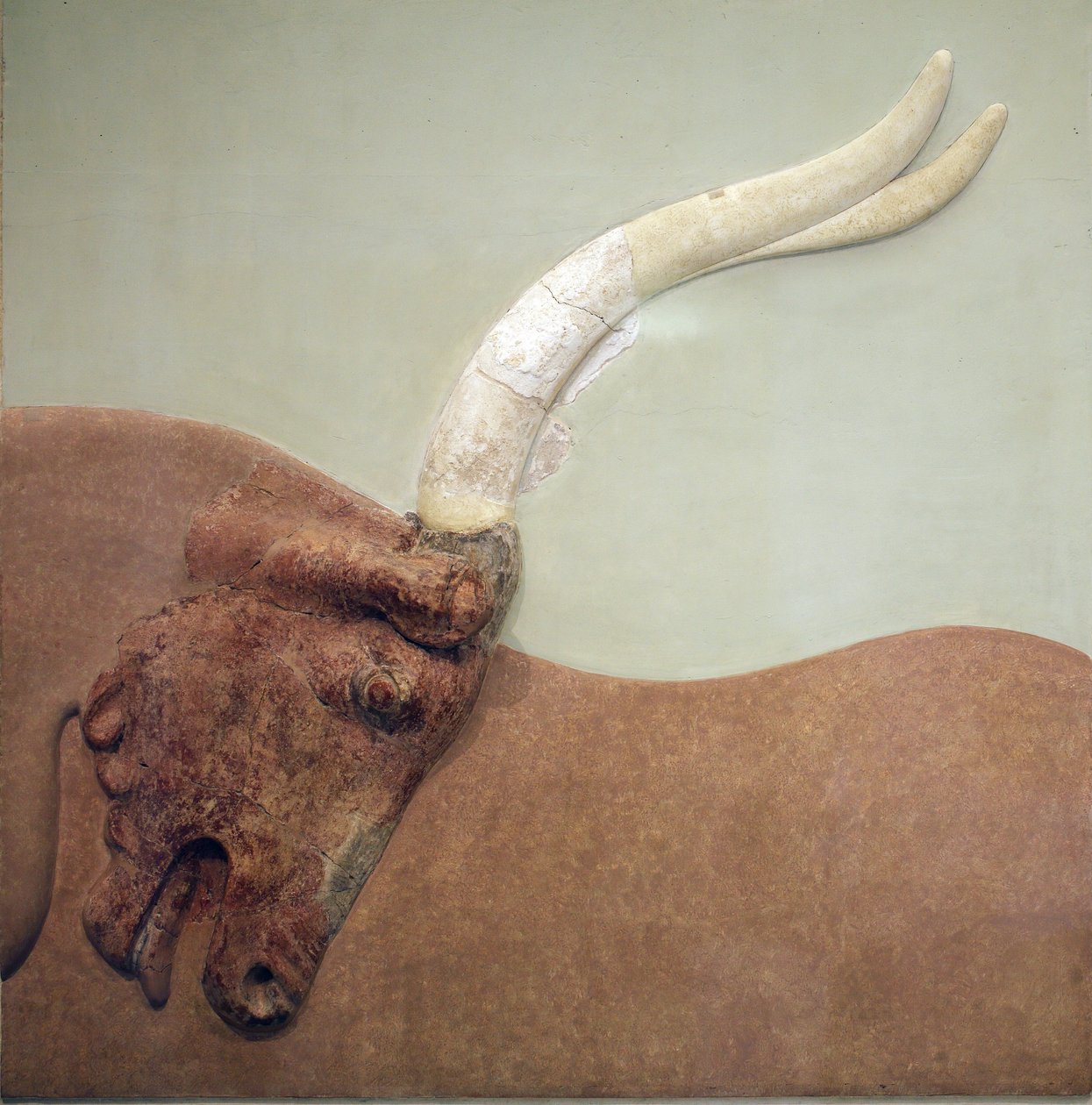 Minoan Art. جزء من لوحة جدارية للإغاثة من الجبس تظهر ثورًا تم اصطياده. من قصر مينوان في كنوسوس. 1600 - 1450 ق. المتحف الأثري ، هيراكليون ، كريت. بواسطة مينوان
