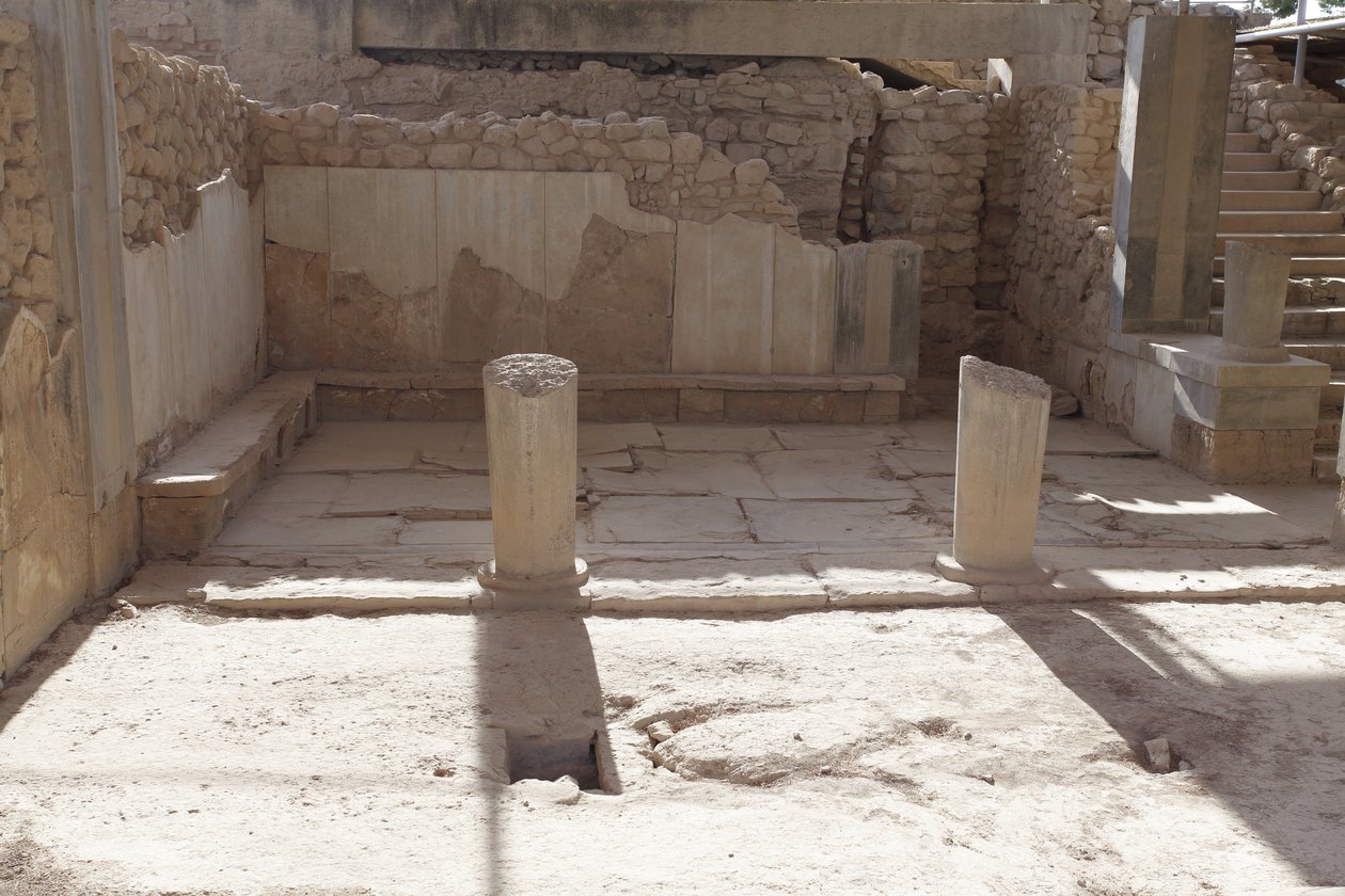 موقع مينوي الأثري لفيستوس. ميجارون الملكة (أي شقق الملكة). أقصى الجنوب من Royal Apartmentsof Phaistos. تم رصف الأرضية بألواح جبسية وجص أحمر يملأ الفراغ. كما تم استخدام الجبس في البينك بواسطة مينوان