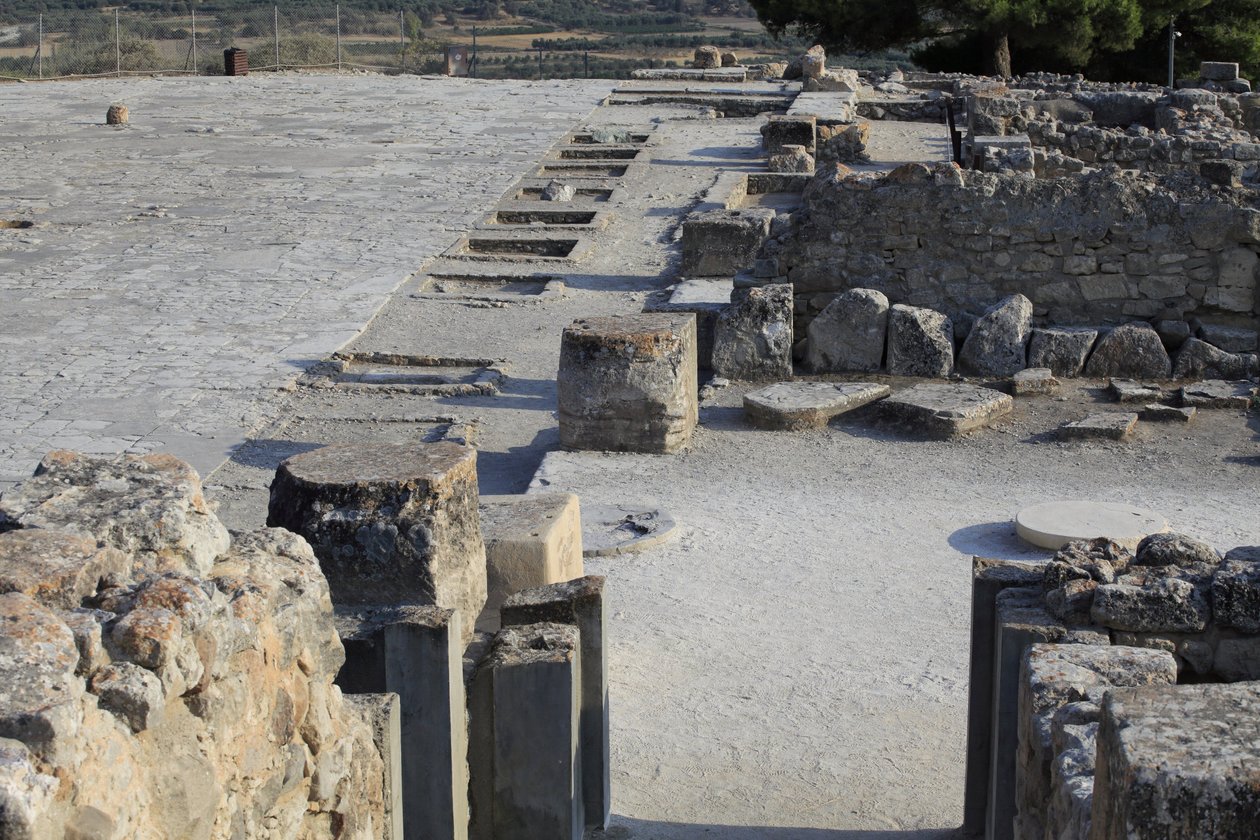 موقع مينوان الأثري لفيستوس. منظر عام لأضرحة الجناح الغربي على طول الفناء المركزي من الجناح الشمالي. كان هناك نوعان من المزارات: "ضريح مقعد" و "حوض محايد". كان "ضريح البدلاء" عبارة عن غرفة صغيرة مستطيلة الشكل ذات مساحة منخفضة بواسطة مينوان