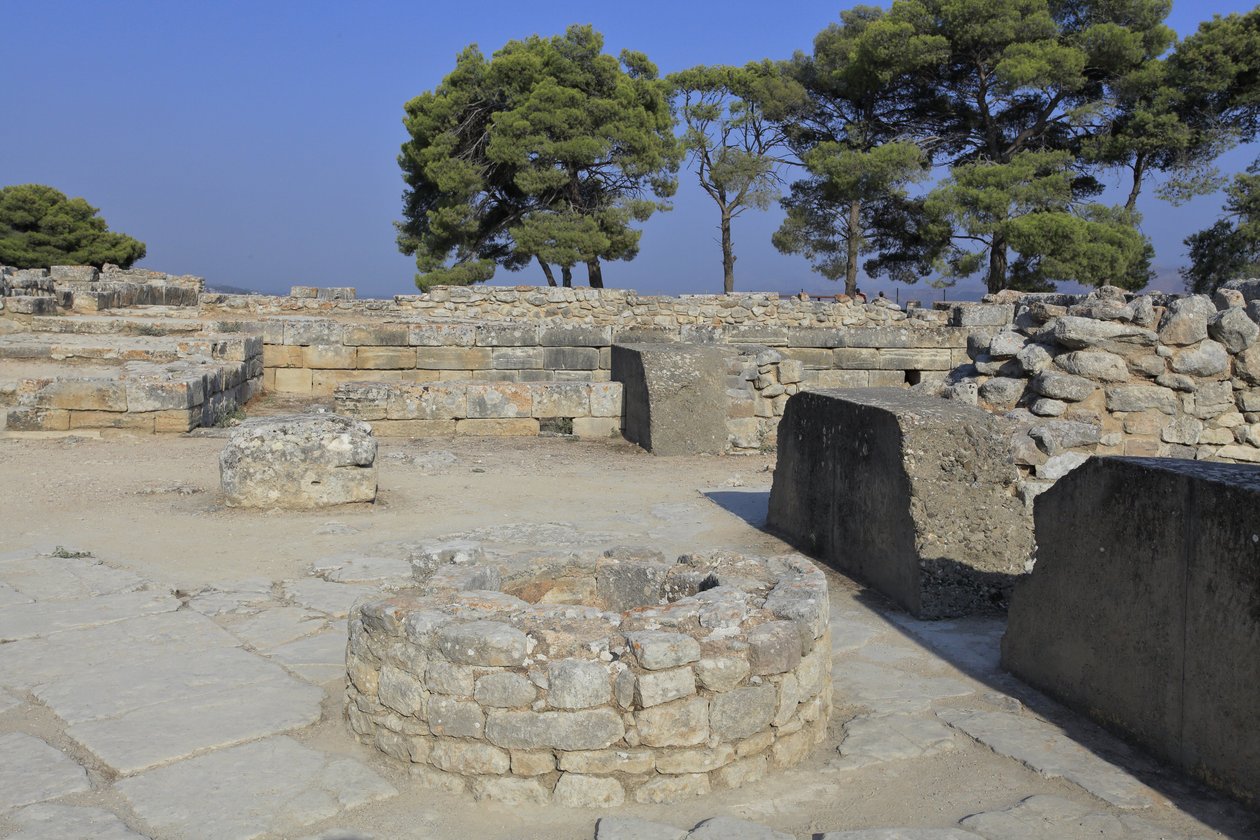 Minoan archeological site of Phaistos. Part of the North East Complex. Complex of four rooms directly adjoining the old palace. These rooms were used to store valuable ritual vessels. The famous “” Phaistos disc”” bearing hieroglyphic writing was found her بواسطة مينوان