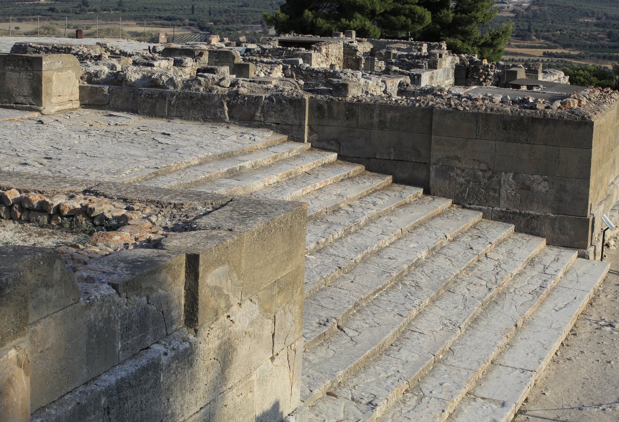 موقع مينوان الأثري لفيستوس. يبدأ الدرج في الساحة الغربية ويؤدي إلى The Propylaea ، المدخل الرئيسي والأكثر إثارة للإعجاب للقصر الجديد (1700-1450 قبل الميلاد). فيستوس ، كريت. بواسطة مينوان