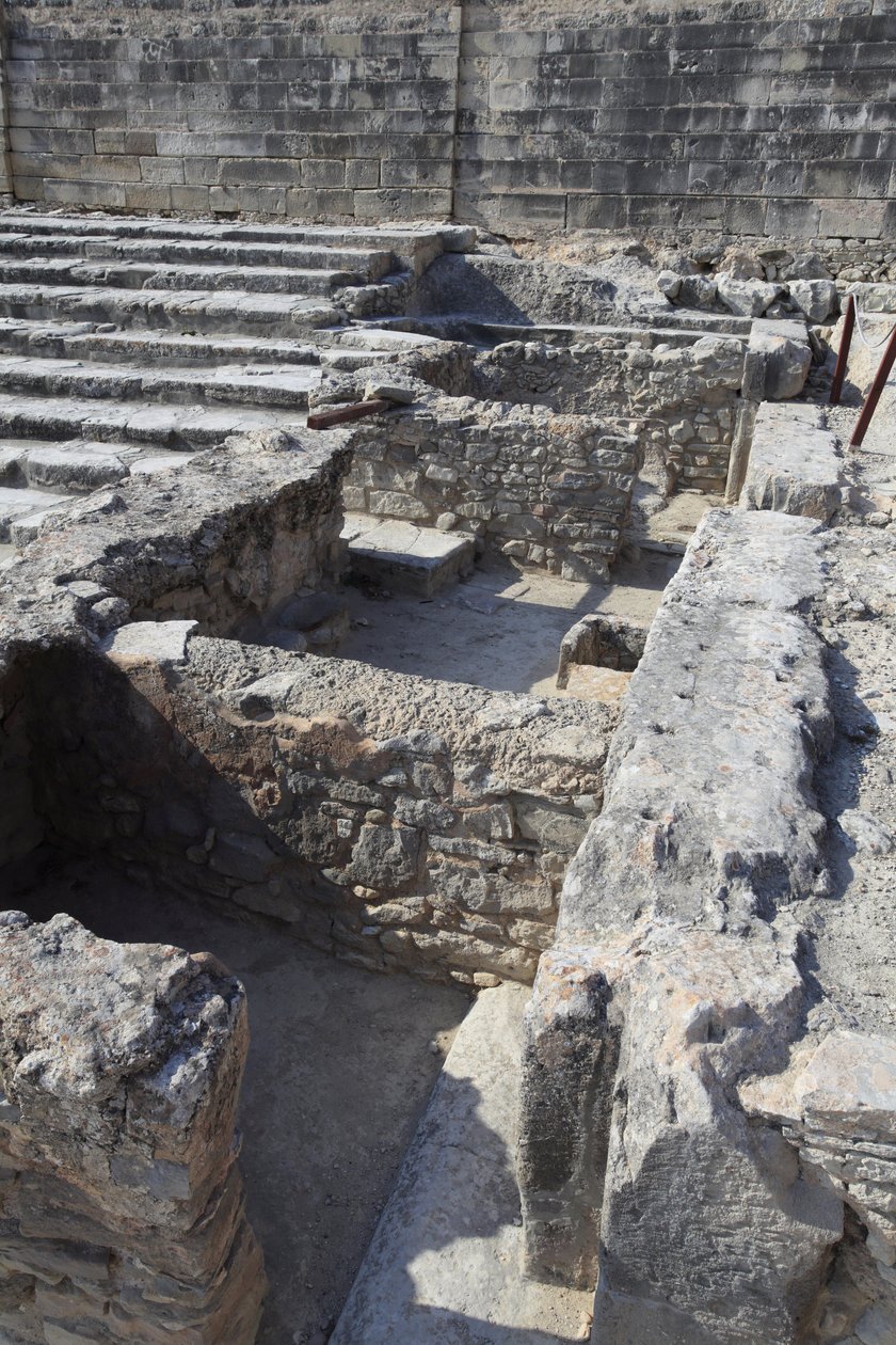 Minoan archeological site of Phaistos. The tripartite shrine. This Complex of rooms in front of the Palace was a small shrine. Phaistos, Crete. بواسطة مينوان