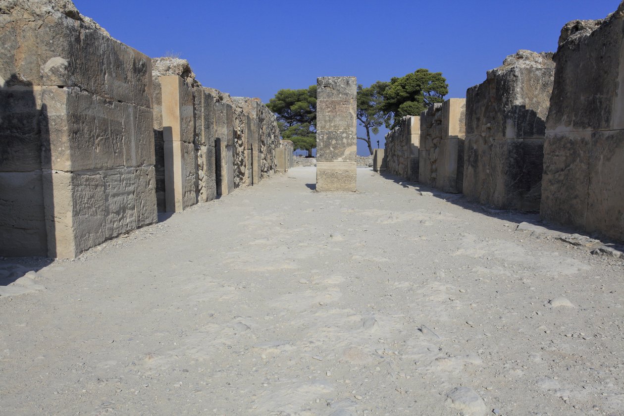 Minoan archeological site of Phaistos. The west magazines. Large complex of the palace storerooms. It consists of the antechamber, the corridor of the storerooms, and the storerooms themselves. To right and left of the corridor were 11 magazines in which t بواسطة مينوان