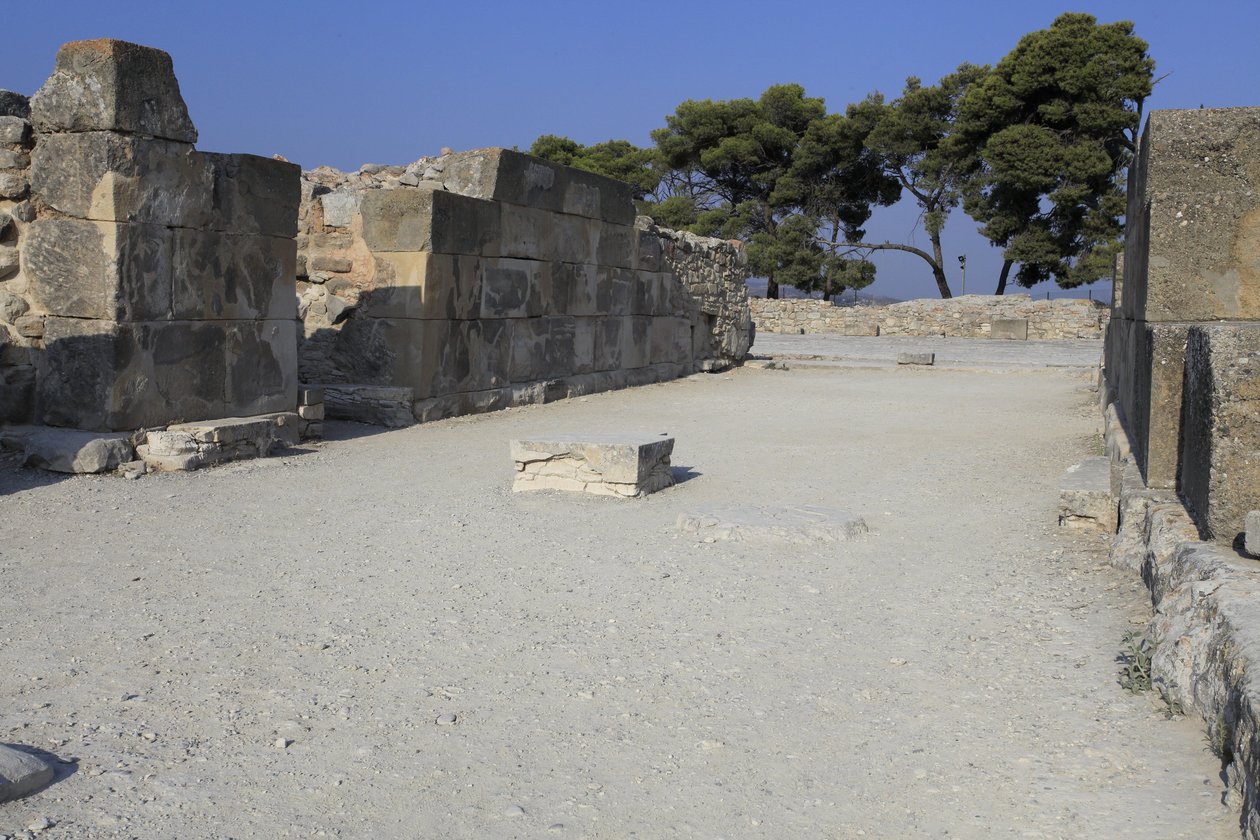 Minoan archeological site of Phaistos. The west magazines. Large complex of the palace storerooms. It consists of the antechamber, the corridor of the storerooms, and the storerooms themselves. To right and left of the corridor were 11 magazines in which t بواسطة مينوان