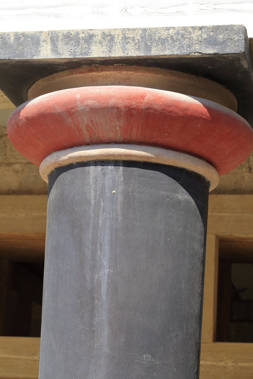 Minoen archeological site of Knossos. Detail of a column of the Hall of the double axes and the queen megaron of the palace of the king Minos. Knossos, Crete. بواسطة مينوان