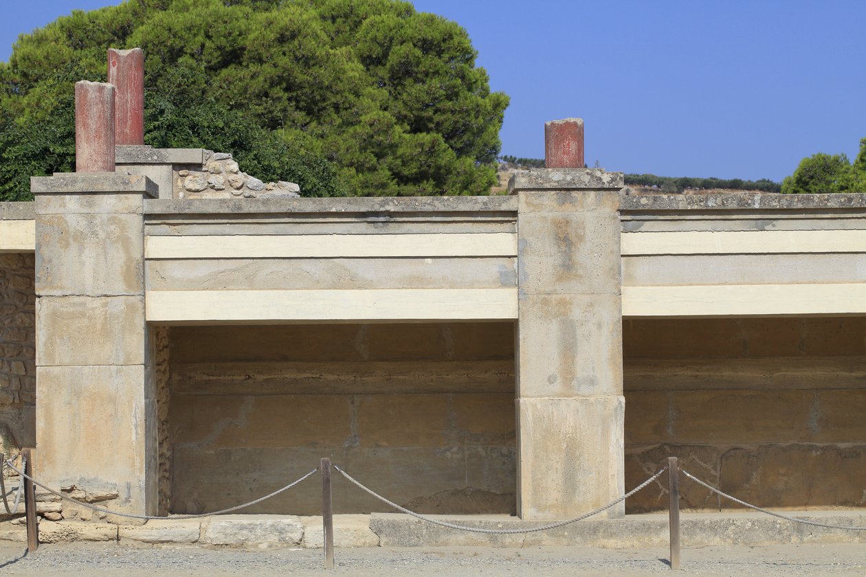 موقع مينوين الأثري كنوسوس. الجناح الغربي؛ أيرا يسمى "الضريح الثلاثي" من قبل أ. إيفانز. تم العثور داخل الضريح على العديد من الأشياء الدينية مثل الألواح الفخارية أو الأختام الصلصالية التي قد تكون مرتبطة بأرشيف الضريح. كنوسوس ، كريت. بواسطة مينوان